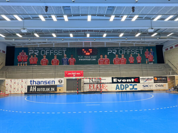 Stort banner i FHK hallen