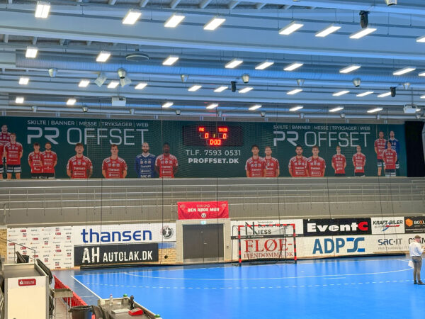 Stort banner i FHK hallen